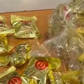 Cinque chili di cocaina nascosta nei biscotti della fortuna, arrestata a Fiumicino Cinque chili di cocaina nascosta nei biscotti della fortuna, arrestata a Fiumicino