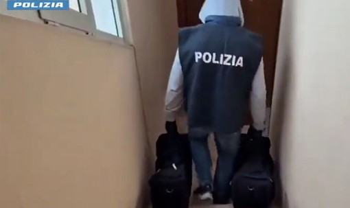 Nascondeva 65 kg droga in casa, 35enne romana tradita da passeggiate con il cane
