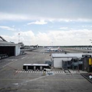 Milano, mezzo urta muso di un aereo a Linate: disagi già rientrati Milano, mezzo urta muso di un aereo a Linate: disagi già rientrati