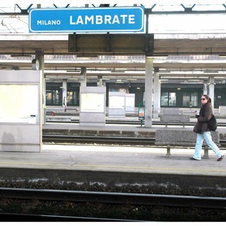 Poliziotto accoltellato alla stazione di Milano Lambrate, è grave