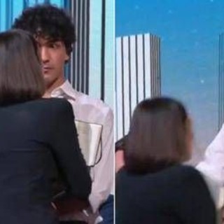 4 di sera, giornalista sviene in diretta. Del Debbio: "Sta bene" 4 di sera, giornalista sviene in diretta. Del Debbio: "Sta bene"