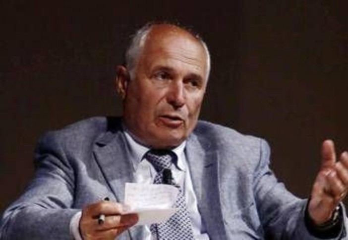 Anche il generale Camporini lascia 'Limes': "Non difende il diritto internazionale" Anche il generale Camporini lascia 'Limes': "Non difende il diritto internazionale"