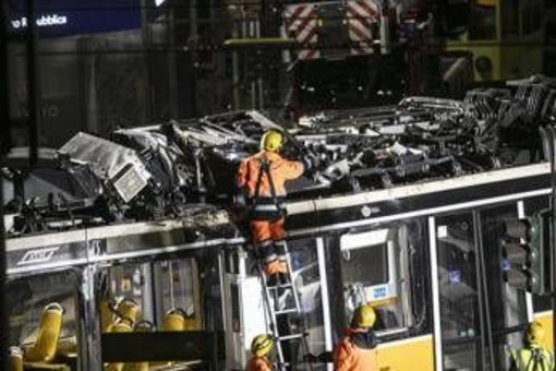 Tram deragliato a Milano, Procura al lavoro per ricostruire "secondo per secondo" il tragitto: le ipotesi