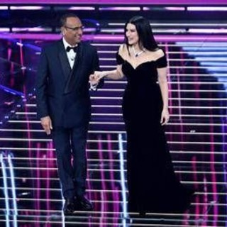 Sanremo 2026, Laura Pausini 'inciampa' sulle parole: lo 'sfottò' di Can Yaman Sanremo 2026, Laura Pausini 'inciampa' sulle parole: lo 'sfottò' di Can Yaman