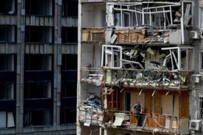 Raid russi sull'Ucraina, Zelensky: "A Sumy bombe aeree guidate contro civili"