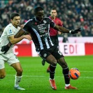 Davis tocca di braccio e segna, il Var convalida il gol: polemiche in Udinese-Lazio