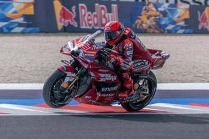 MotoGp, a San Marino cade Bezzecchi e Marquez vola in testa al Mondiale: ordine arrivo e classifica piloti MotoGp, a San Marino cade Bezzecchi e Marquez vola in testa al Mondiale: ordine arrivo e classifica piloti