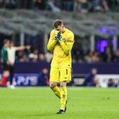 Inter, papera contro il Bruges e critiche: furia dei tifosi contro Josep Martinez Inter, papera contro il Bruges e critiche: furia dei tifosi contro Josep Martinez