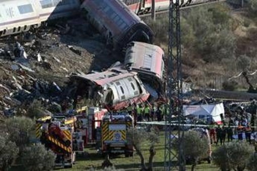 Spagna, tragedia ferroviaria irrompe nella campagna elettorale: nuova grana per Sanchez a un mese dal voto Spagna, tragedia ferroviaria irrompe nella campagna elettorale: nuova grana per Sanchez a un mese dal voto