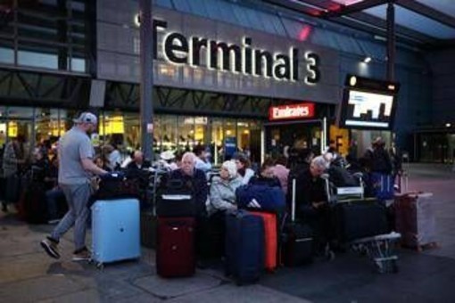 Caos nei cieli del Regno Unito, oggi cancellati già altri 177 voli Caos nei cieli del Regno Unito, oggi cancellati già altri 177 voli