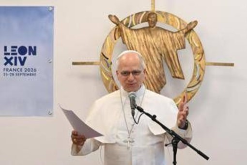 Papa Leone XIV in Francia, il messaggio da Parigi: "La storia non è scritta da chi si impone"