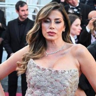 Incidente all'alba per Aida Yespica, urta 5 cassonetti e 2 auto poi insulta i carabinieri e rifiuta l'alcol test