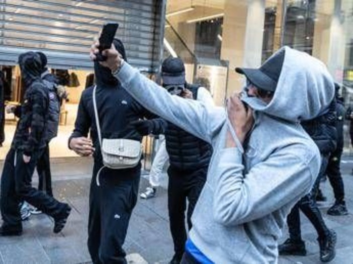 Guerriglia a Milano, chi sono i ragazzi della generazione Selfie: TikTok, rabbia e voglia di apparire Guerriglia a Milano, chi sono i ragazzi della generazione Selfie: TikTok, rabbia e voglia di apparire