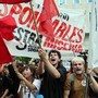 Spagna, bocciati i decreti sulla casa di Sánchez: proteste davanti al Congresso