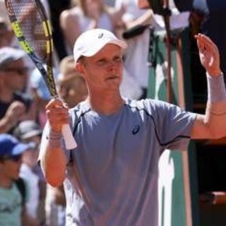 Roland Garros, Cinà-De Jong e lo 'strano' ritardo per l'inizio del match: cos'è successo a Parigi Roland Garros, Cinà-De Jong e lo 'strano' ritardo per l'inizio del match: cos'è successo a Parigi