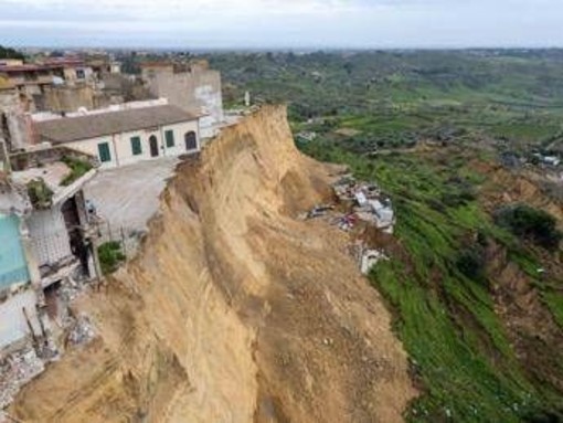 Danni ciclone Harry, l'esperto: "Dirottare i fondi del Ponte è inutile e demagogico, le risorse ci sono: usiamole" Danni ciclone Harry, l'esperto: "Dirottare i fondi del Ponte è inutile e demagogico, le risorse ci sono: usiamole"