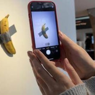 La banana di Cattelan sparisce ancora, rubata dal museo Pompidou-Metz in Francia