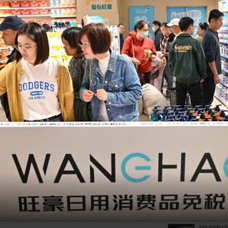 Cina, nell’isola di Hainan boom di acquisti nei nuovi negozi duty free