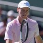 Spettatore infastidisce Dzumhur, Sinner si scusa: il gesto di Jannik a Miami Spettatore infastidisce Dzumhur, Sinner si scusa: il gesto di Jannik a Miami