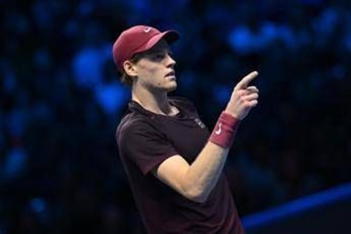 Sinner, mini 'mistero' a Seul: entra in campo in ritardo. Poi fa giocare un bambino con Alcaraz Sinner, mini 'mistero' a Seul: entra in campo in ritardo. Poi fa giocare un bambino con Alcaraz