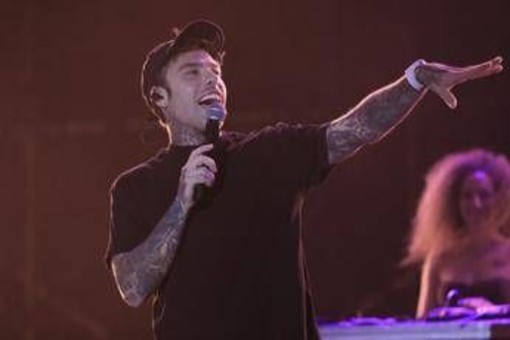 Milano, cameriere fa una foto a Fedez in discoteca e viene aggredito dai buttafuori: indagini in corso