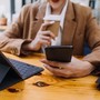 Donna più multitasking dell'uomo? La scienza smonta lo stereotipo: c'è una sola differenza