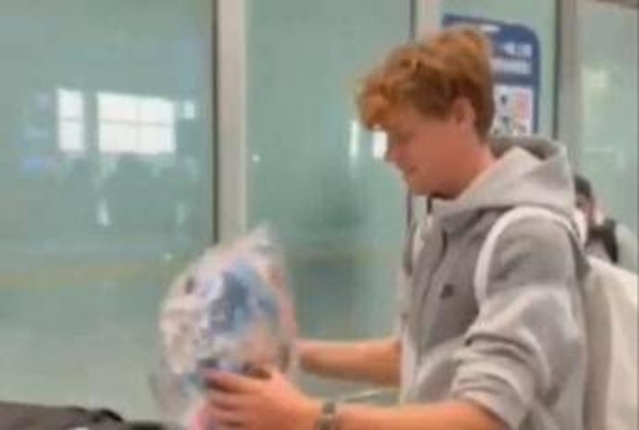 Sinner arriva in Cina, ad accoglierlo c'è... un cuscino Sinner arriva in Cina, ad accoglierlo c'è... un cuscino