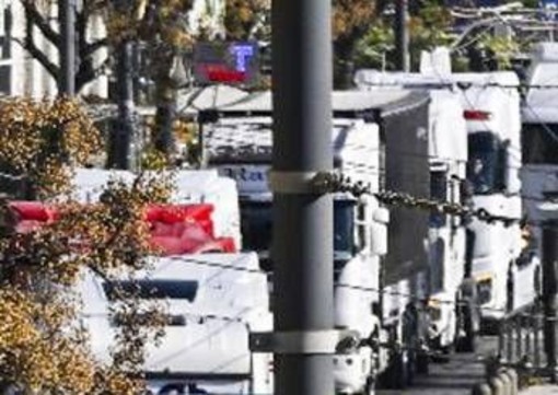Caro carburanti, autotrasportatori sospendono fermo dopo incontro a Palazzo Chigi Caro carburanti, autotrasportatori sospendono fermo dopo incontro a Palazzo Chigi