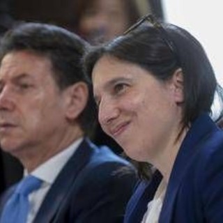 TOMORROW/ Campo largo, tensioni nel centrosinistra: Conte insiste su primarie presto