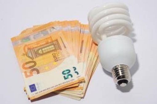 Bollette, ecco quanto pesano i rincari luce e gas e quando arrivano in fattura Bollette, ecco quanto pesano i rincari luce e gas e quando arrivano in fattura