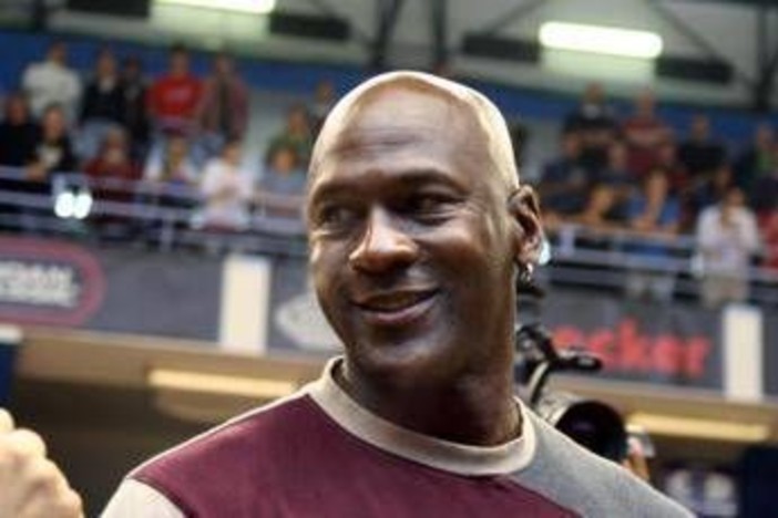 Nba, la canotta indossata da Jordan in Gara-3 delle Finals '98 venduta all'asta per 12,3 milioni Nba, la canotta indossata da Jordan in Gara-3 delle Finals '98 venduta all'asta per 12,3 milioni