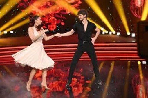 Ballando, la domanda che imbarazza Delogu: "Con Nikita solo amicizia perché..." Ballando, la domanda che imbarazza Delogu: "Con Nikita solo amicizia perché..."