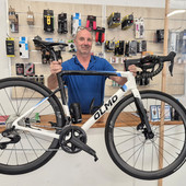 Angelo Zoccarato, il “Zocca”, classe 1964 nel suo “Zocca Cicli” in via Giovanni Amendola 5 a Masnago