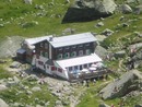 Il Rifugio Zamboni Zappa, a 2.070 metri in alta Valle Anzasca, sotto la parete est del Monte Rosa: raggiunto dall'amata Macugnaga anche da molti turisti della nostra provincia