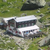Il Rifugio Zamboni Zappa, a 2.070 metri in alta Valle Anzasca, sotto la parete est del Monte Rosa: raggiunto dall'amata Macugnaga anche da molti turisti della nostra provincia